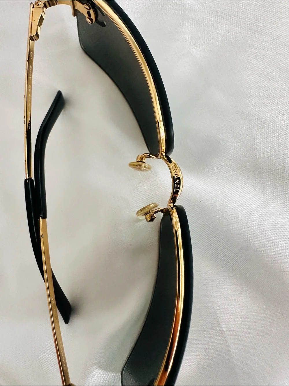Rare 𝑪𝑯𝑨𝑵𝑬𝑳 Gold-Tone Frame Grey Mirror Sunglasses with CC Crystal #145